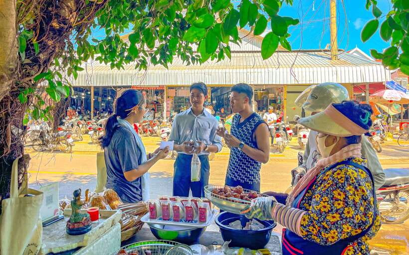 Siem Reap: FREE Market & Local Temple Tour - Visiting an active monastery and pagoda