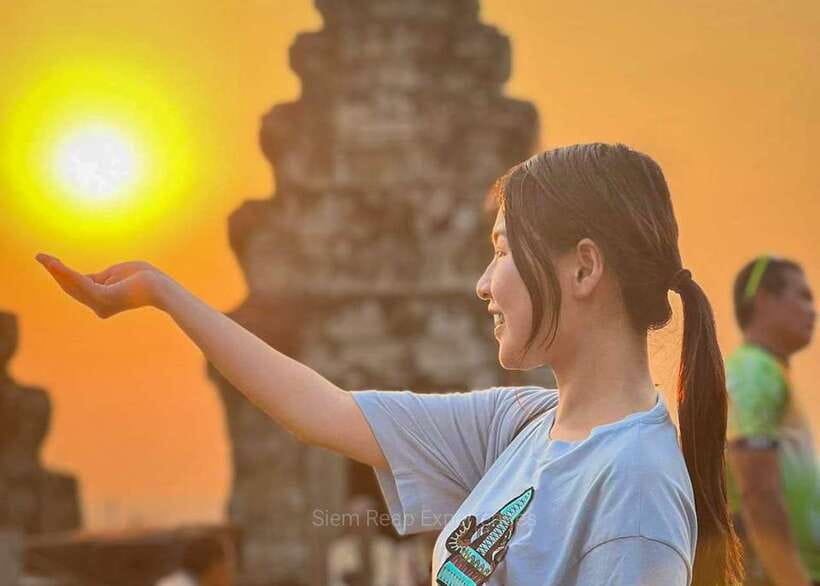 Siem Reap: Full-Day Angkor Wat Guided Tour with Sunset - Lunch, water, and a needed pause