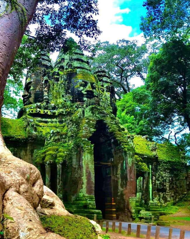 Siem Reap: Full Day Angkor Wat Temple Tour with Sunset - The climb to Phnom Bakheng at sunset