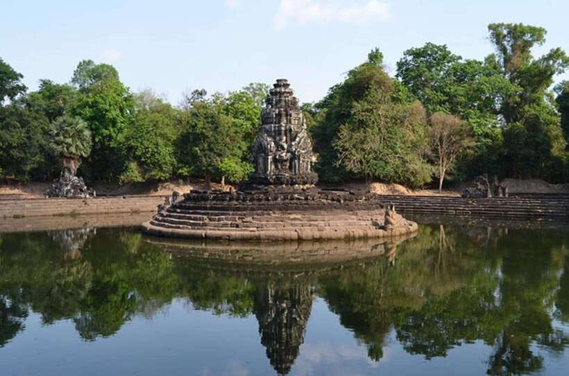 Siem Reap: Full-Day Tuk-Tuk Tour of Angkor Wat Temples - Water, timing, and the small details that matter