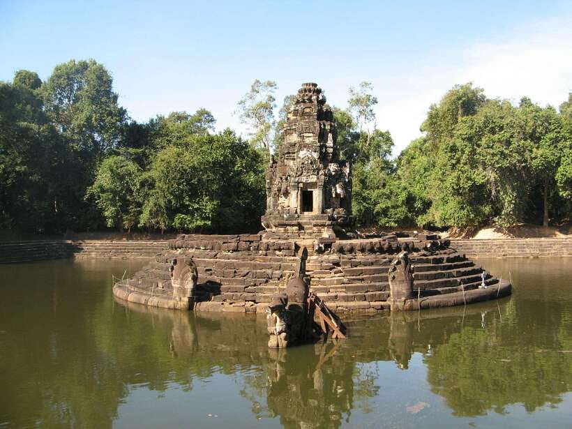 Siem Reap: Grand Circle Temples Tour With Private Tuk-Tuk - Starting in Siem Reap and buying your temple pass