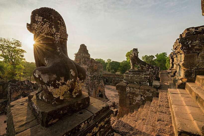 Siem Reap: Grand circle tour Sun set on bakeang hill & Guide - Phnom Bakheng and the sunset finish