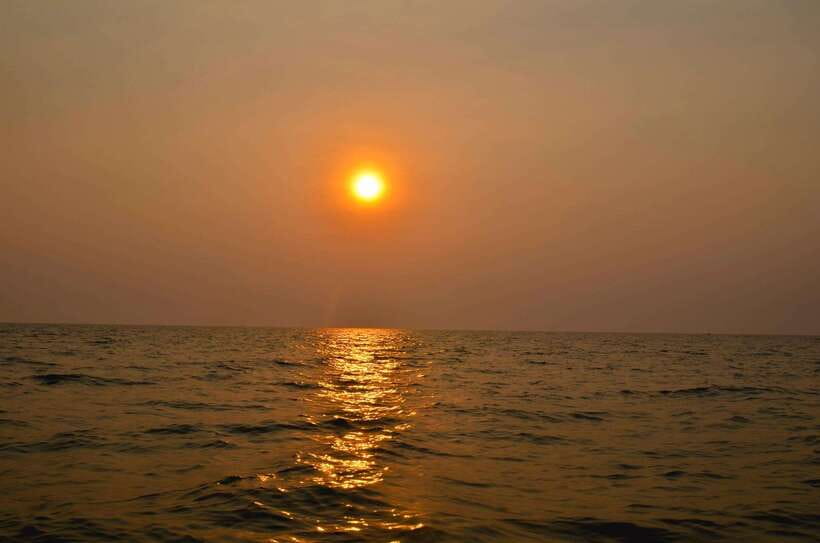 Siem Reap: Half-Day Kampong Phluk with Sunset, Boat & Guide - Ro Lus Market gives the trip a local beginning