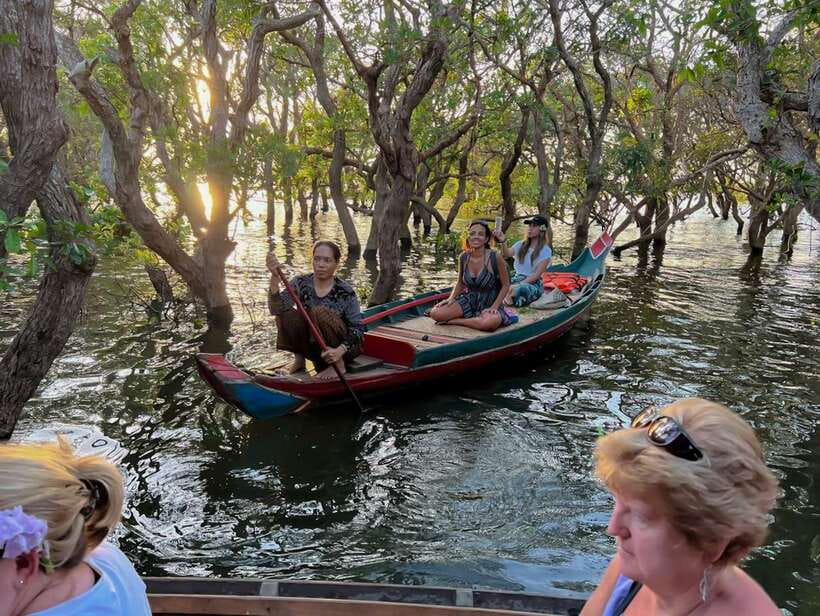 Siem Reap: Kampong Phluk Floating Village Tour with Boat - Resting at the Floating Restaurant