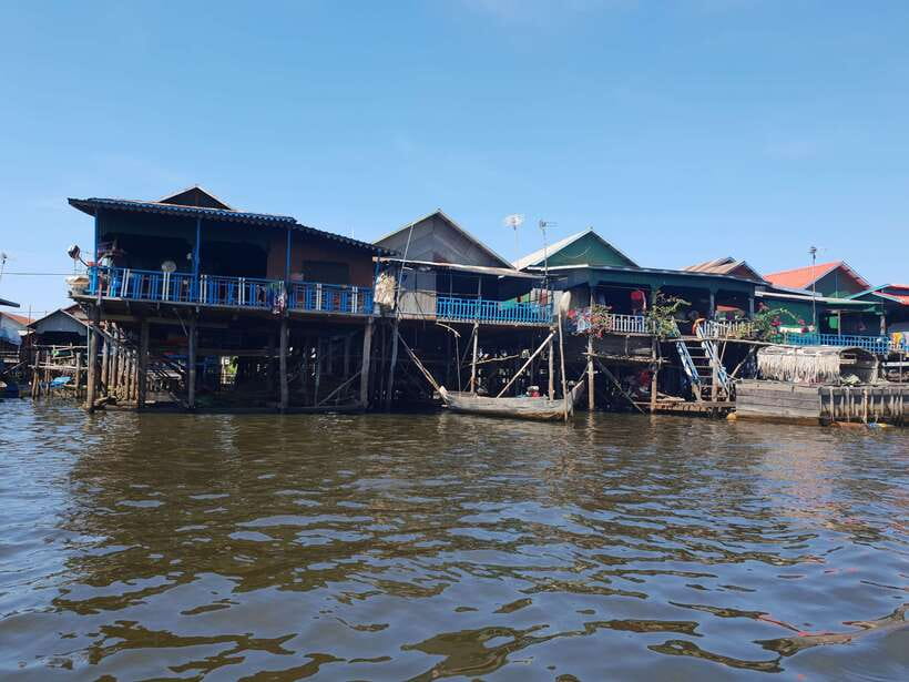 Siem Reap: Kompong Khleang Floating Village Guided Tour - Reaching the tall homes of Kompong Khleang
