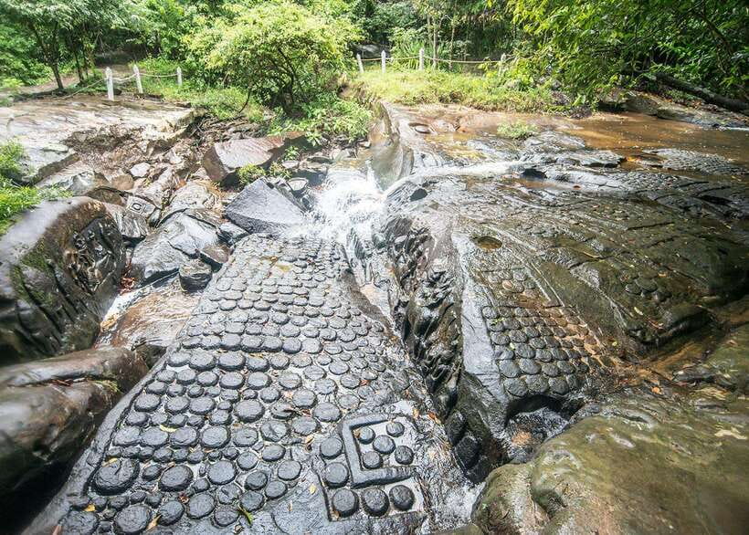 Siem Reap: Kulen Waterfalls and Banteay Srei Tour - Lunch and the break between nature and temples
