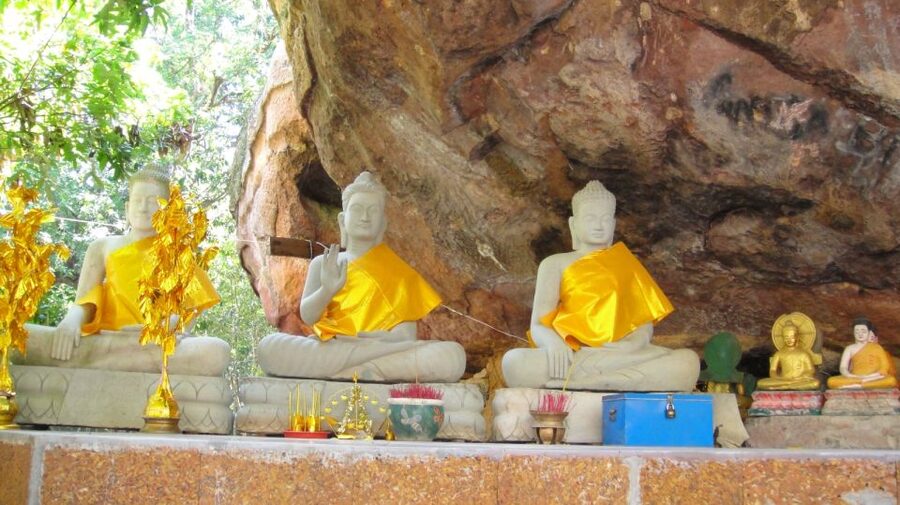 Siem Reap: Magical Kulen Mountain by Cambodiajeep - Reading the riverbed at the 1000 Lingas