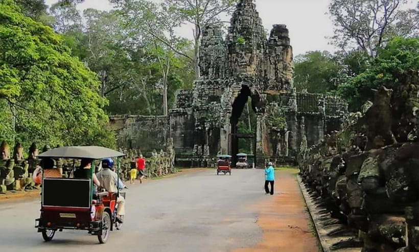 Siem Reap : Private Tuk-Tuk Tour of the Magnificent Temples. - Angkor Thom and the stone faces of Bayon