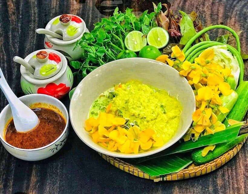 Siem Reap: Street Food Experience by Tuk-Tuk - Banh chok and green curry soup
