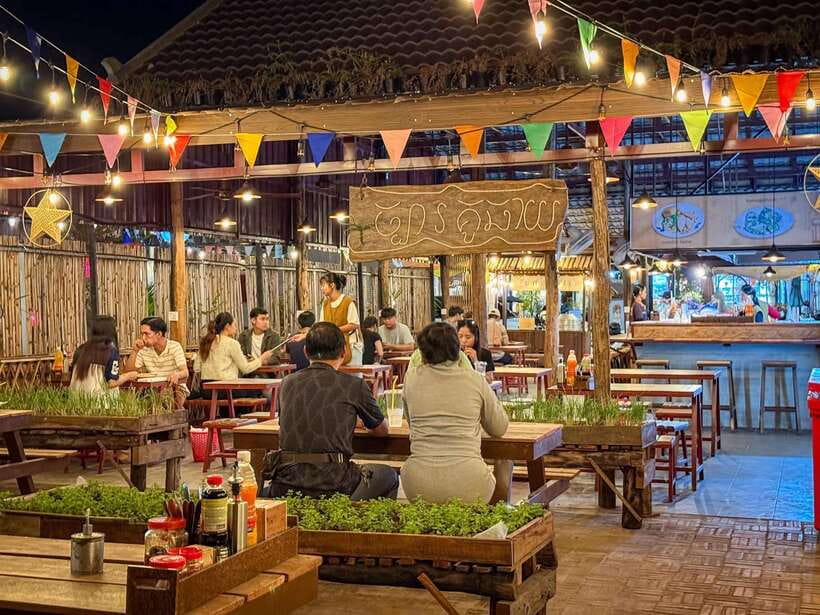 Siem Reap: Street Food Experience by Tuk-Tuk - Starting with Lort Cha noodles