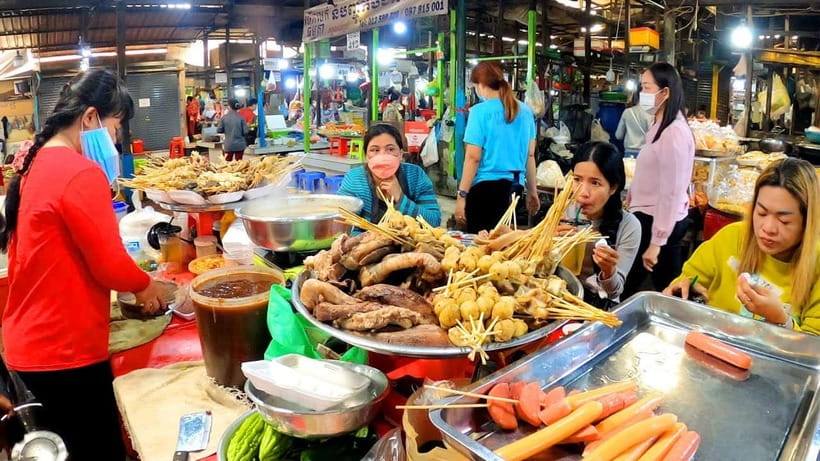 Siem Reap Street Foods Tour by Tuk Tuk with Personal Guide - A short stop at the flower shop