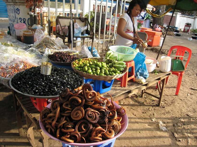 Siem Reap Street Foods Tour by Tuk Tuk with Personal Guide - Targowisko Siem Reap and less familiar flavors