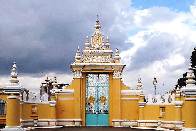 Siem Reap to Phnom Penh by Private Car or Minivan - Kampong Kdei Bridge and old roadside sights