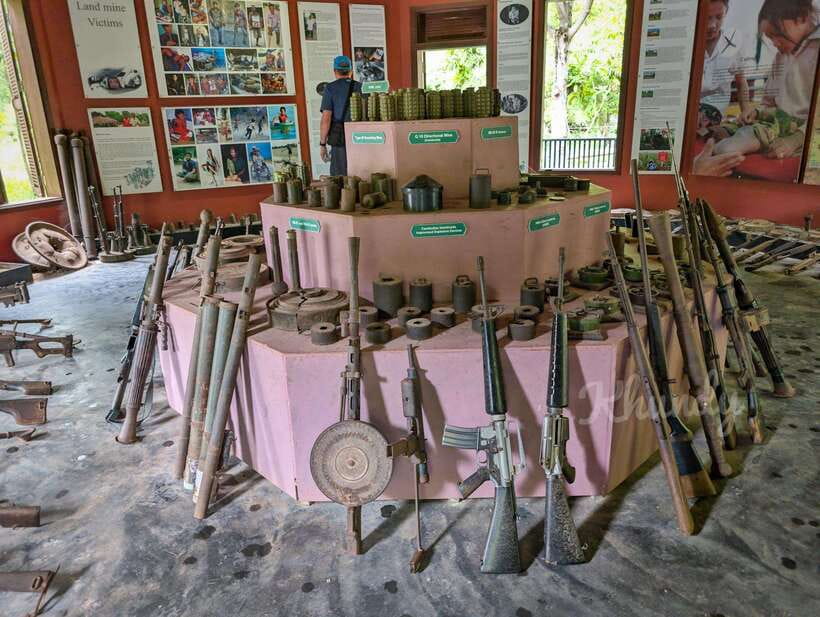 Siem Reap: War Museum included Ticket & Free Round trip - Walking among tanks, artillery, and old vehicles