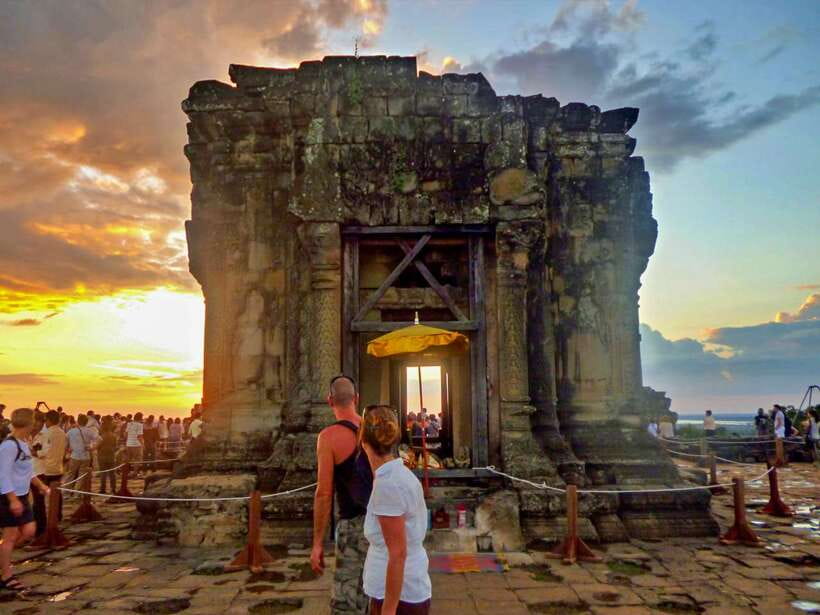 Small-Group Full Day Angkor wat Guide tour with Sun set - Phnom Bakheng: a sunset finish with a compromise