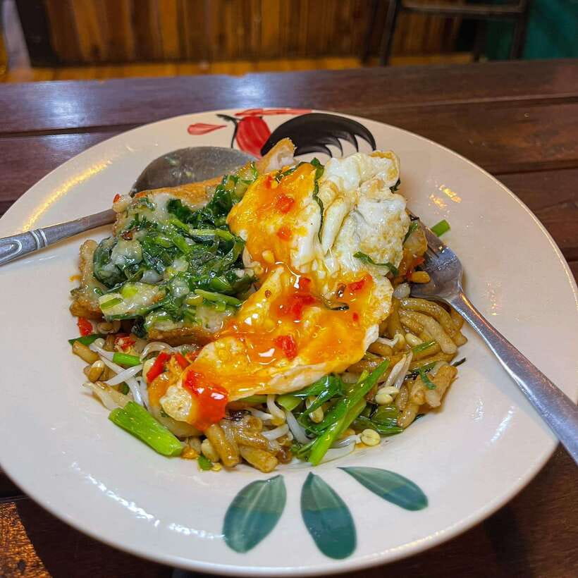 Street Food Tour and Phare Circus with Tuk-Tuk Transfers - Num Banh-Chok, Cambodia’s beloved noodle soup
