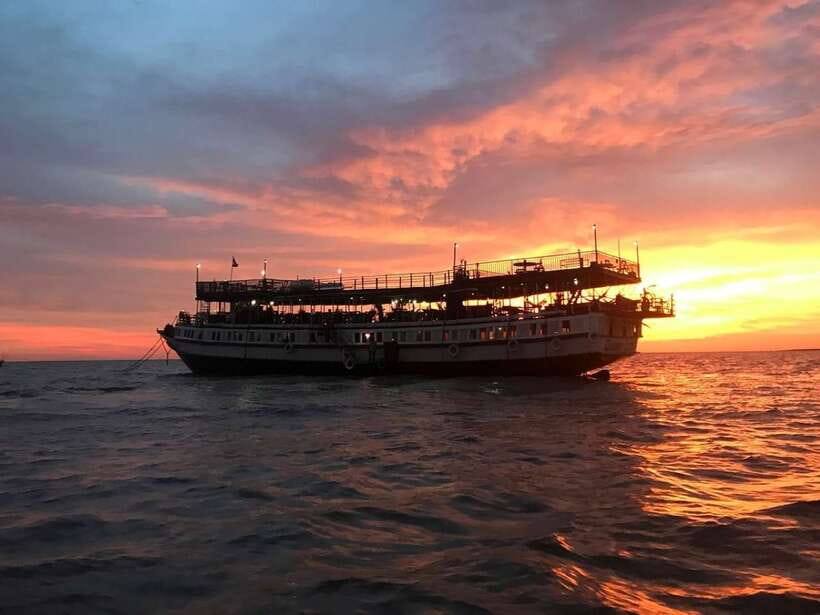 Sunset Dinner Tour: Tonle Sap Lake Floating Village - Entering the floating village by mini Tara boat