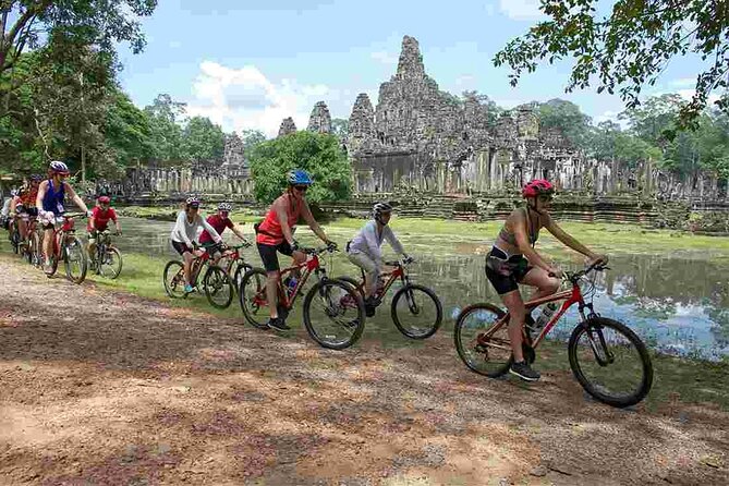 Sunset or sunrise bicycle tour around Angkor Wat and nearby temples - Phnom Bakheng sunset: a strong finish with a clear limitation
