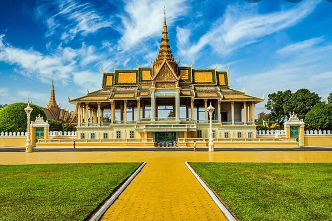 Taxi Siem Reap to Phnom Penh-English Speaking Driver - Skun Spider Market for a memorable roadside pause