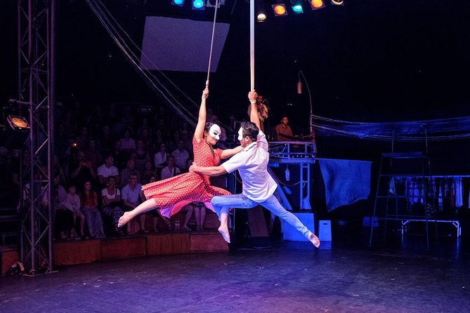 The Cambodia Circus, Phare At 19:00 PM - The 7:00 pm arrival and the pre-show mood