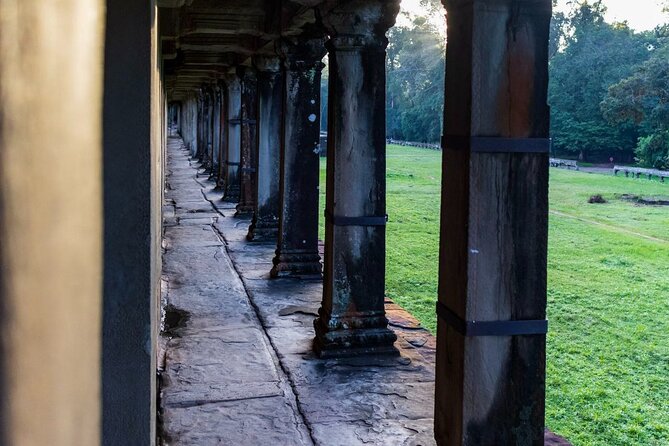 The Magnificent Angkor Wat - Bayon and Angkor Thom: stone faces in the old royal center
