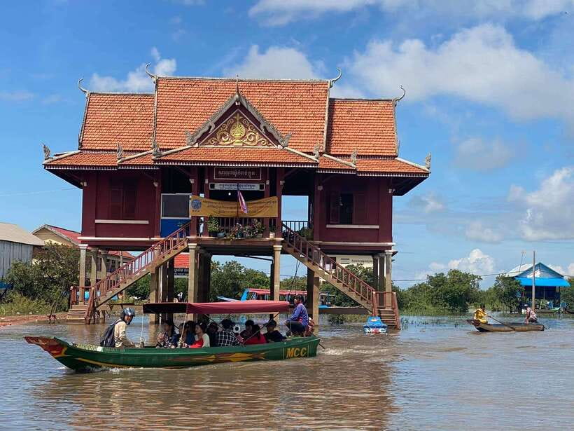 Tonle sap, Kompong Phluk (Floating village) - The school and pagoda add useful context