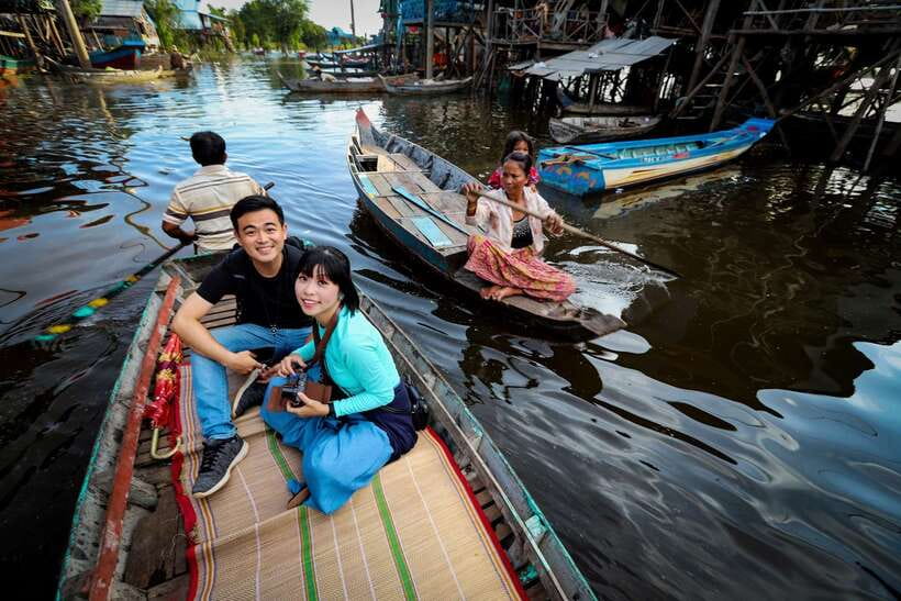 Tonle Sap Tour of Kompong Phluk Village & Evening Food tour - Walking through the village and seeing Khmer homes
